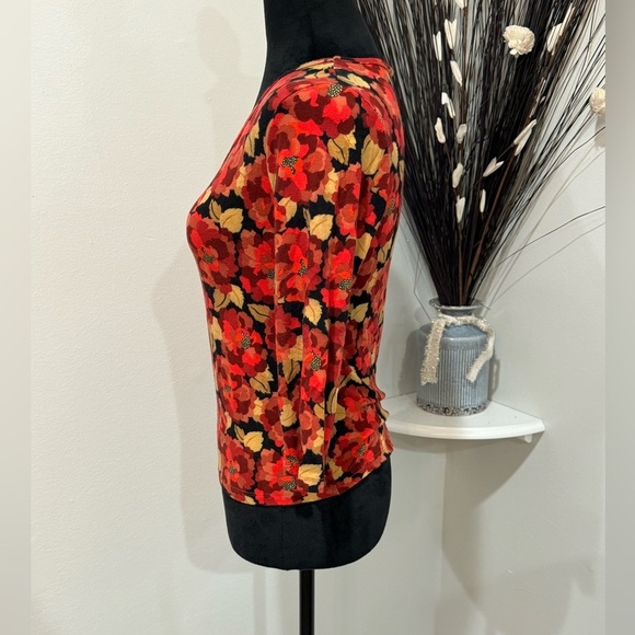 Harold’s 3/4 sleeve fitting top Festive Floral Delight: Vibrant Holiday Blooms - Picture 3 of 7